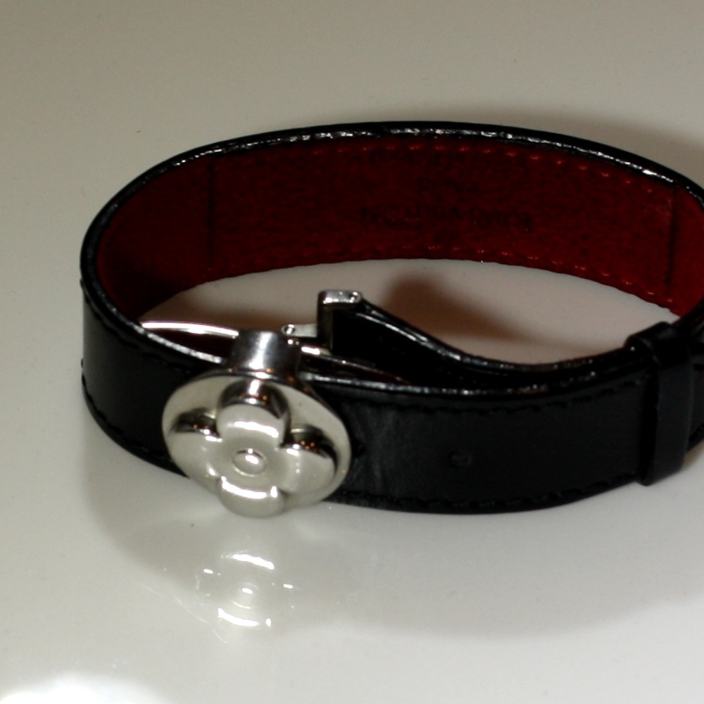 PRE-OWNED Louis Vuitton Leather bracelet